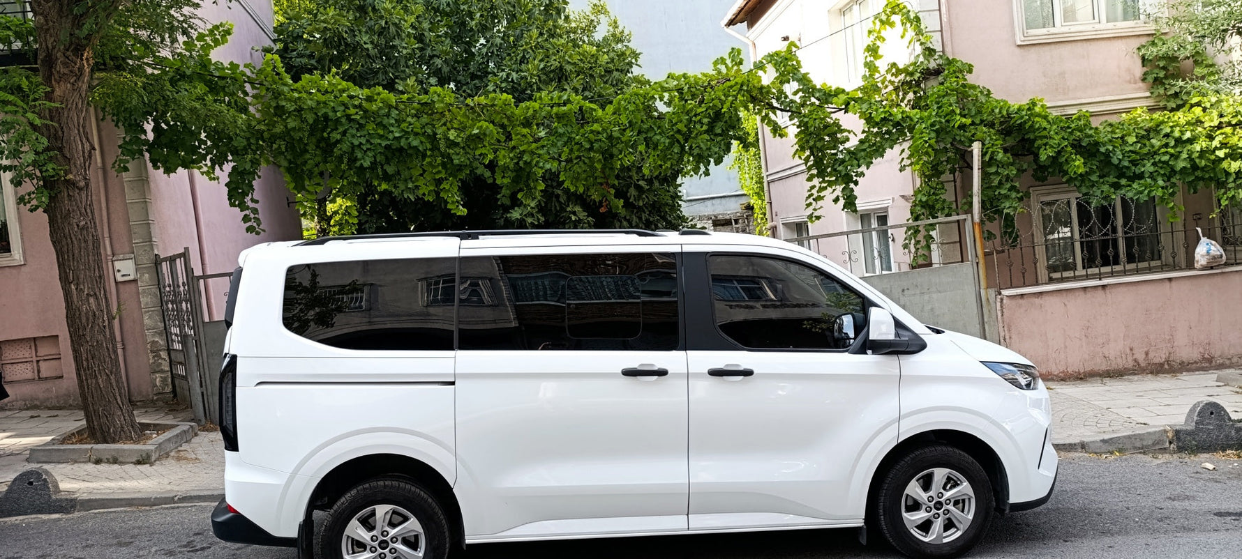 Ford Transit Custom L2 Uzun (2023-2026) Alüminyum Tavan Rayları, Plus - Siyah