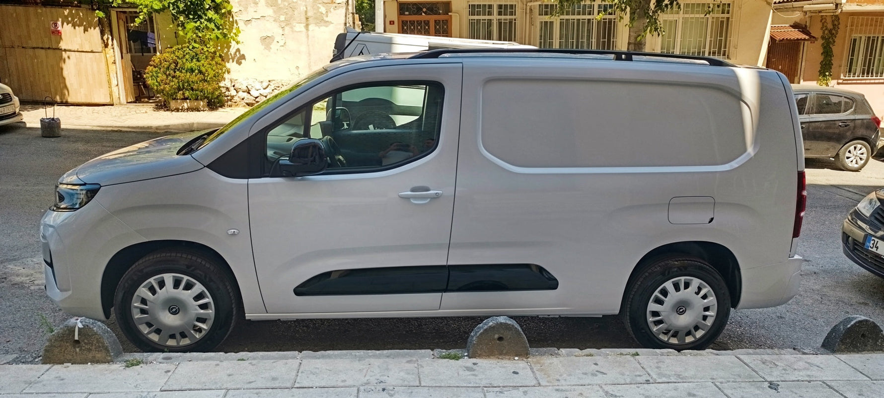 Vauxhall Combo Kısa Şase Van 2018-2025 Araç Üstü Alüminyum Tavan Yan Rayları Plus Serisi - Siyah
