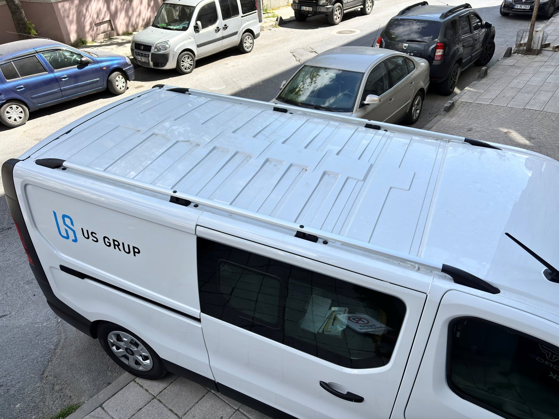 Renault Trafic X82 Kısa Şase (2014-2025) Araç Üstü Alüminyum Tavan Yan Rayları Plus Serisi - Siyah