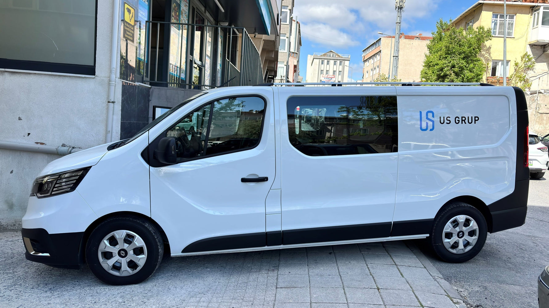 Renault Trafic X82 Uzun Şase (2014-2025) Araç Üstü Alüminyum Tavan Yan Rayları Plus Serisi - Siyah