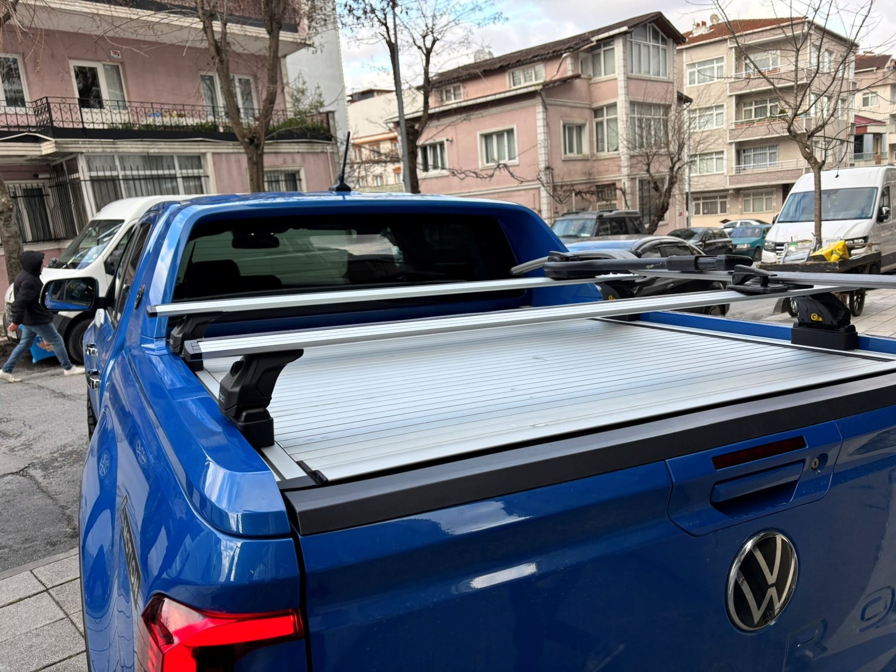 Volkswagen Amarok Aventura (2020-2025) Kasa Üstü Bed Rack Taşıyıcı Bar Siyah | Kilitli Sistem | Vida Montajlı